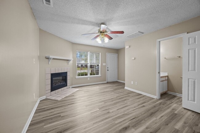 Building Photo - Welcome to Hunters Creek!