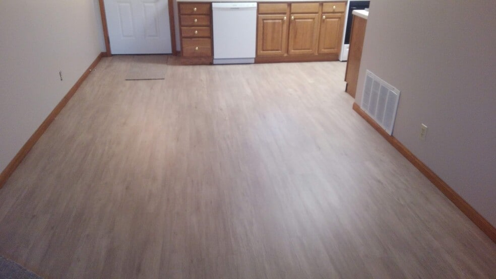 dinning area - 601 Thomas Dr