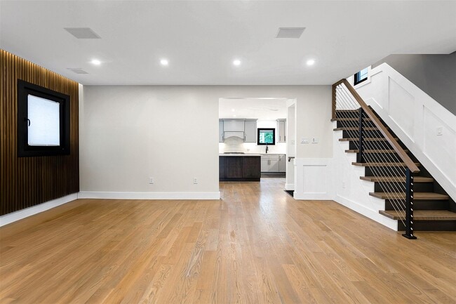 Building Photo - 71-31 Loubet St