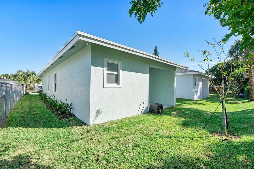 Building Photo - 1579 W 16th St