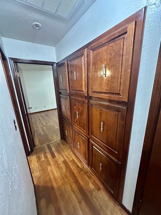 Building Photo - Immaculate major remodeled executive home ...