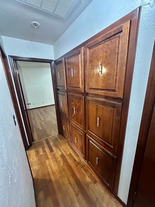 Building Photo - Immaculate major remodeled executive home in West Norman