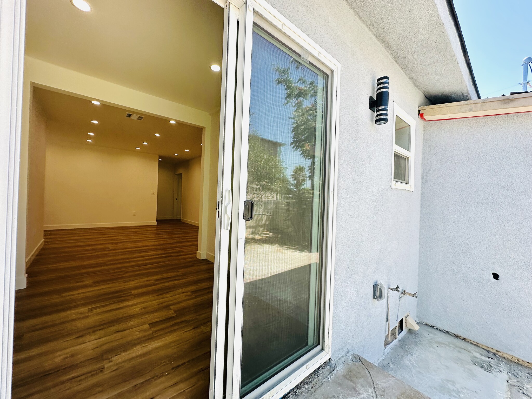 Building Photo - 11104 Oxnard St
