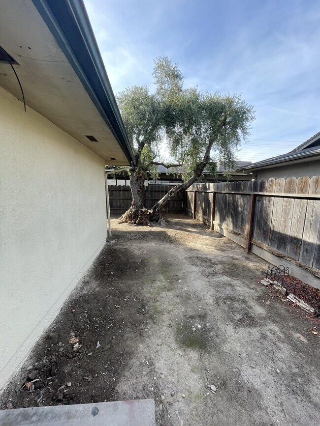 Building Photo - 1305 E Rumble Rd