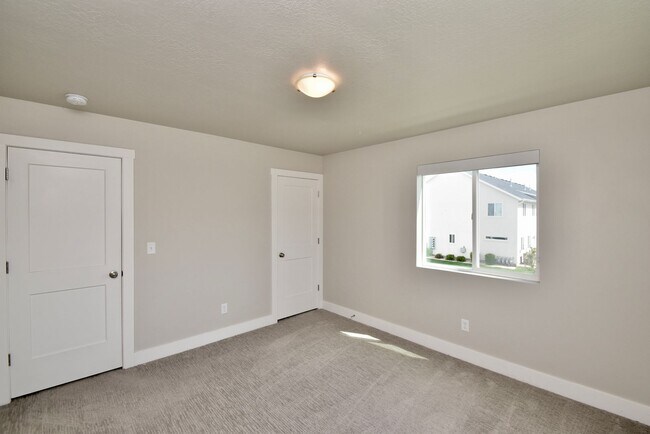 Building Photo - 3 Bedroom 2.5 Bath Townhome in West Haven!!