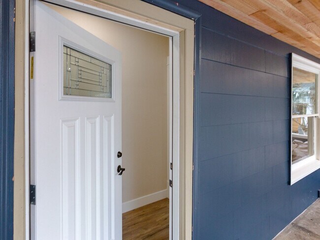 Building Photo - 4215 N Colonial Ave