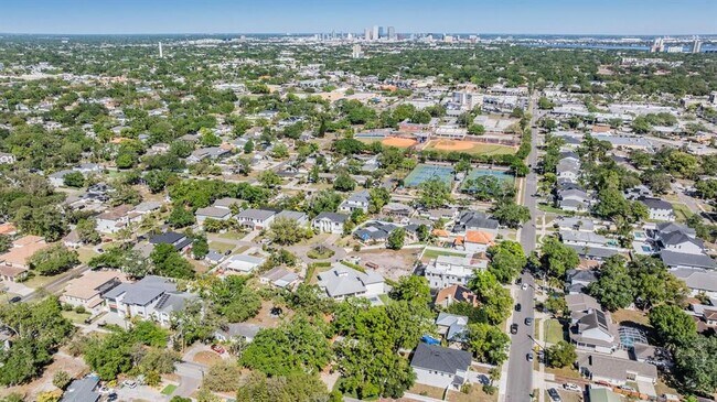 Building Photo - 1104 S Lois Ave