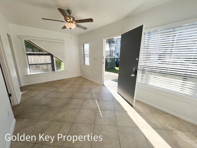 Building Photo - Single-level apartment in Oceanside a block to the beach!