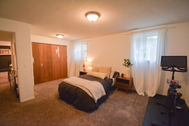 Building Photo - Charming 3-Bed, 2.5-Bath Split-Level Home ...