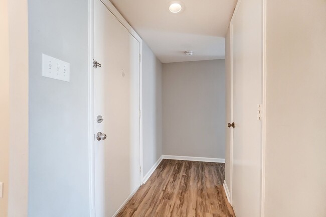 Building Photo - Fully Renovated 2 Bedroom Condo!