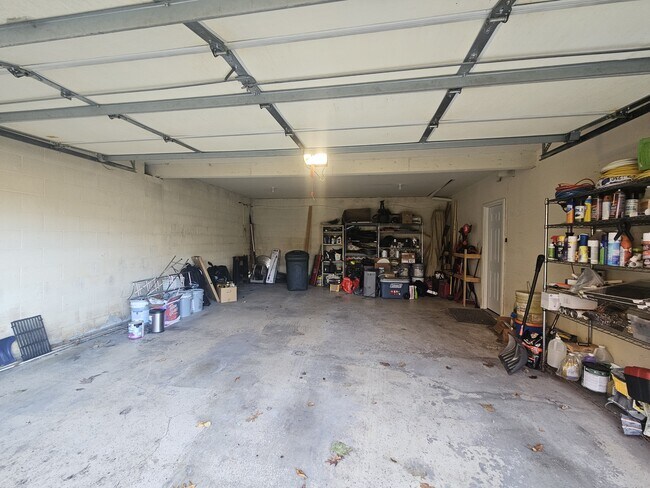 Building Photo - 208 Sanderson St