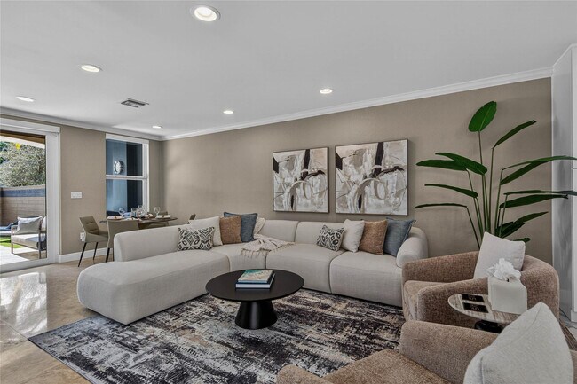 Building Photo - 1215 NE 1st St