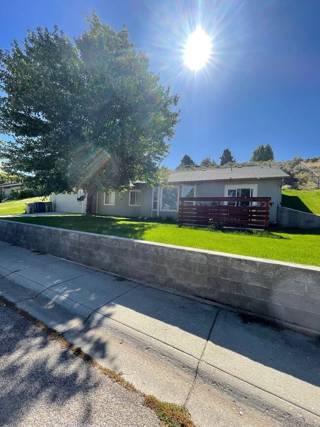 Building Photo - Southeast Boise Rental with Vaulted Ceilin...