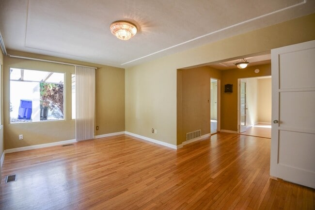 Building Photo - 1519 Glenwood Dr