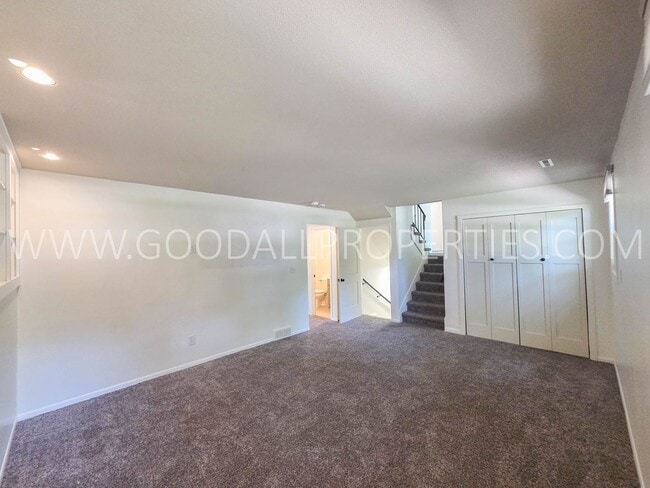 Building Photo - 4 Bedroom Split-Level Home for Rent in Urbandale – 2 Living Areas & Private Backyard!