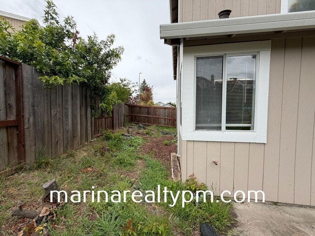 Building Photo - Glen Cove Beauty 3 bed 2.5  bath 2 Story home in established neighborhood