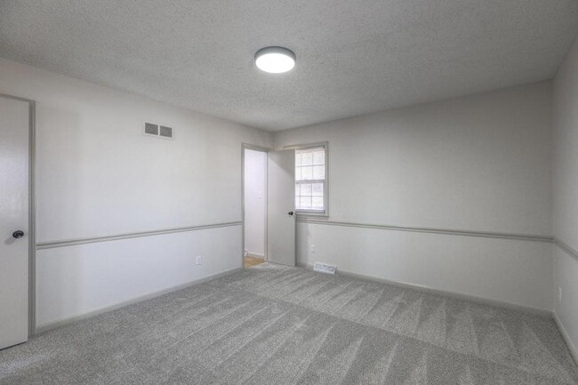 Building Photo - 902 Kingston Ct