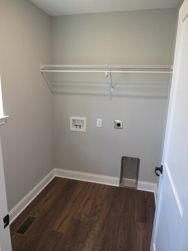 Building Photo - 3 Bedroom & 2 Bath Single-Family Home