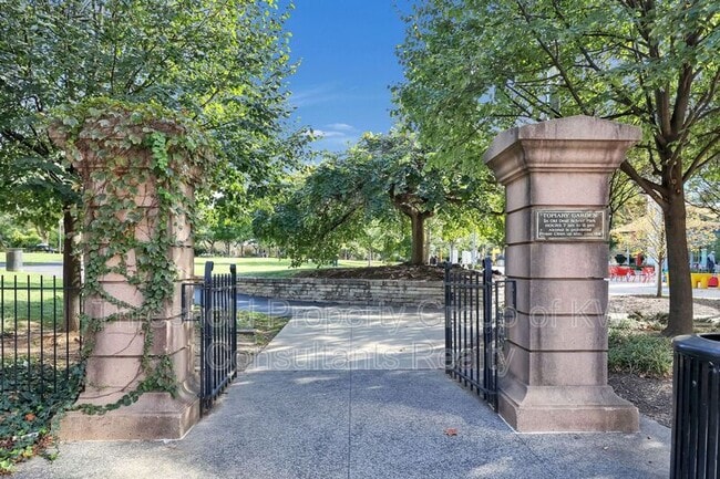 Building Photo - 451 E Town St