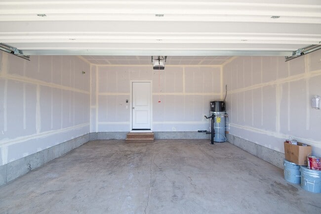 Building Photo - Beautiful newer construction 4 bed, 2.5 ba...