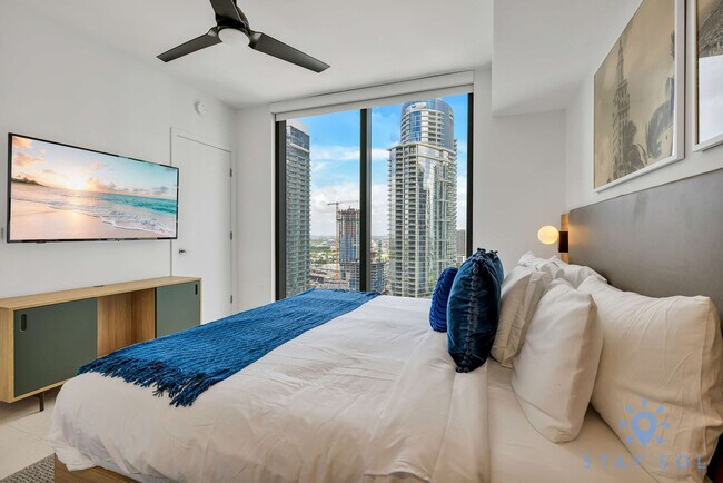 Building Photo - 601 NE 1st Ave