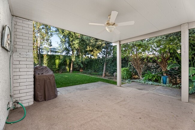 Building Photo - Charming, Light-Filled 2-Bed / 2.5-Bath Townhome with Private Yard & Garage Parking