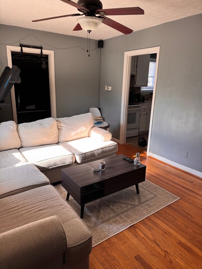 Building Photo - 2 Bedroom with Possible 3rd || 1 Bathroom - Single Family Home