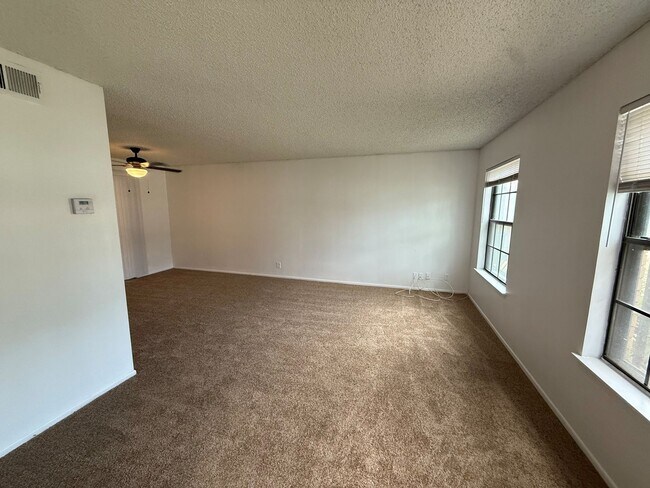 Building Photo - 3 Bedroom/2.5 Bath Silver Creek Subdivision