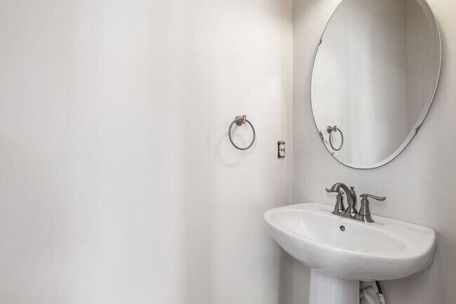 Building Photo - Beautifully Maintained 4BR/3.5BA End-Unit Townhome in Twin Lakes