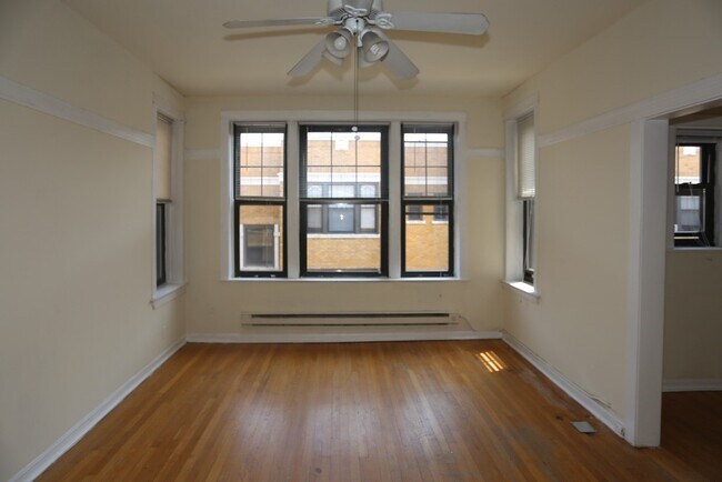 Building Photo - 722 W Barry Ave