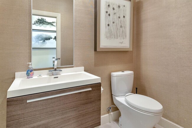 Building Photo - 3050 NE 43rd St