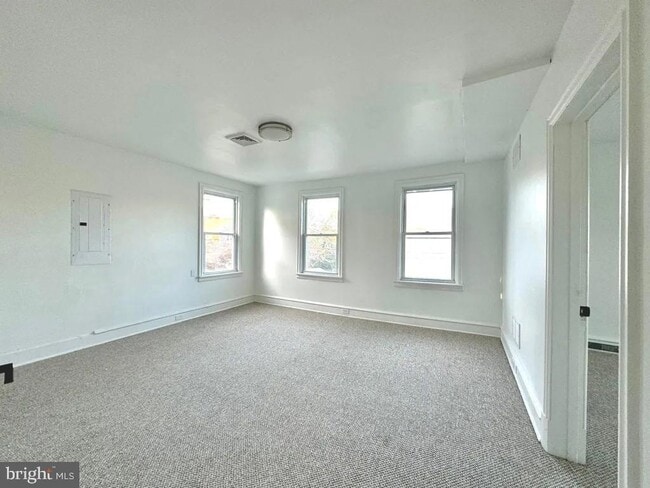 Building Photo - 1121 Rosedale Ave