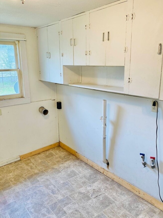 Building Photo - 3 bed 1 bath, garage, quiet street