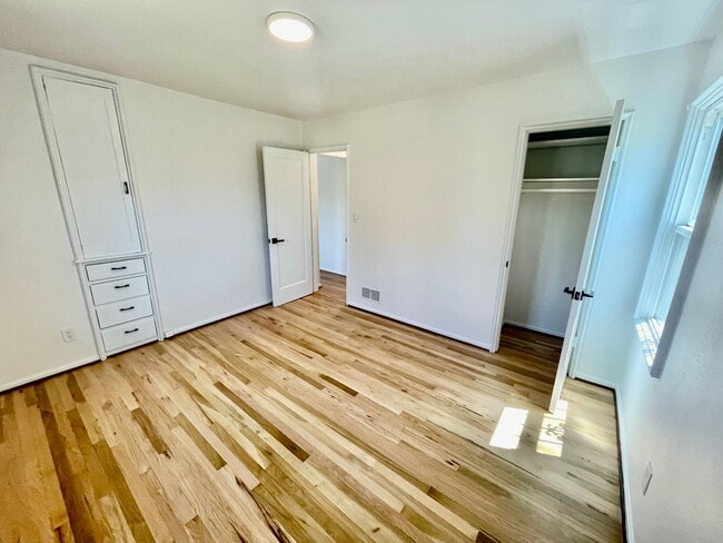 Building Photo - Modern and Bright 3Bd/1B Home | Washer & D...