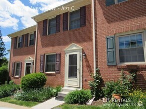 Building Photo - Two Bedroom Townhouse Style Condo