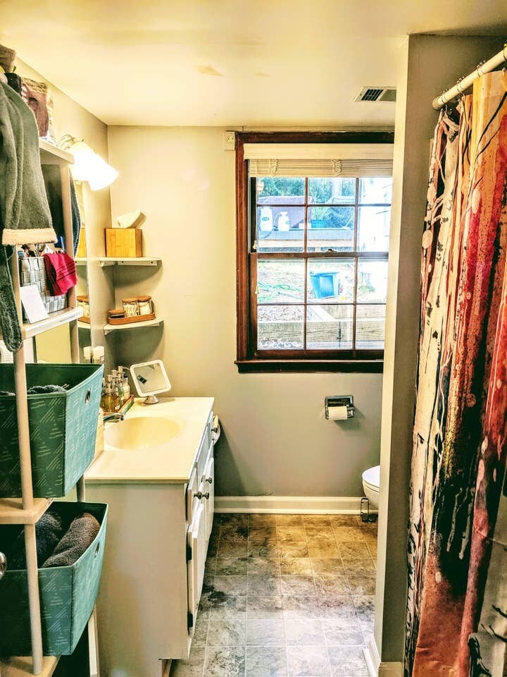 full-sized bath w/ tub with privacy to backyard - 1547 Fountain Ridge Rd