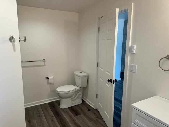 Building Photo - Updated 3 bedroom 2 bathroom duplex in his...
