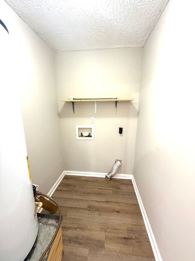 Building Photo - ** 3 bed 2 bath located off Atlanta Hwy **...