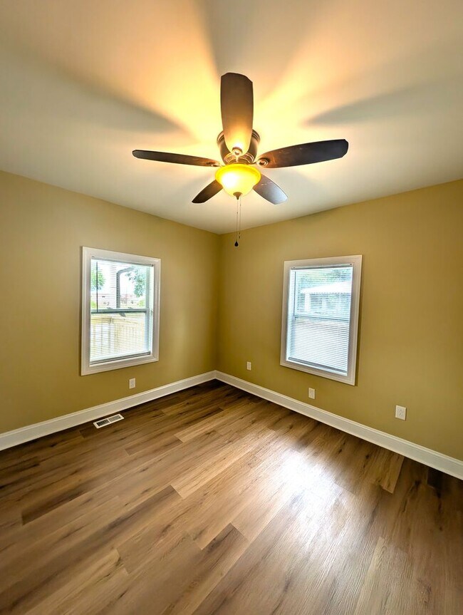 Building Photo - 100% Updated Home!  Sterling Elementary School! Easy Access I-485!