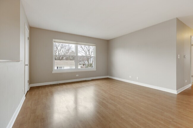 Building Photo - 817 Pahl Rd