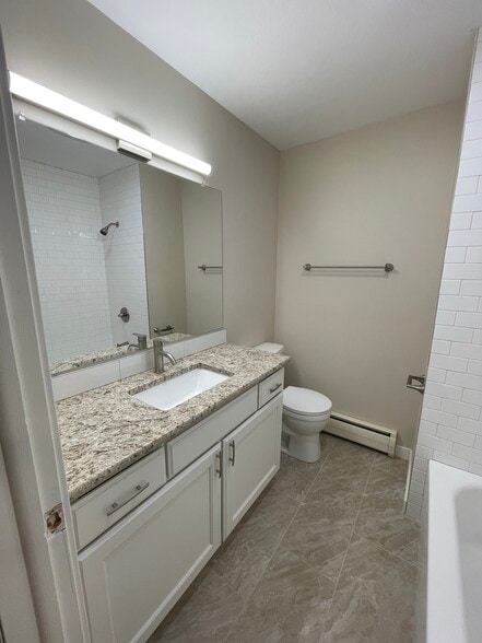 Hall bath - 33 Minden Cir
