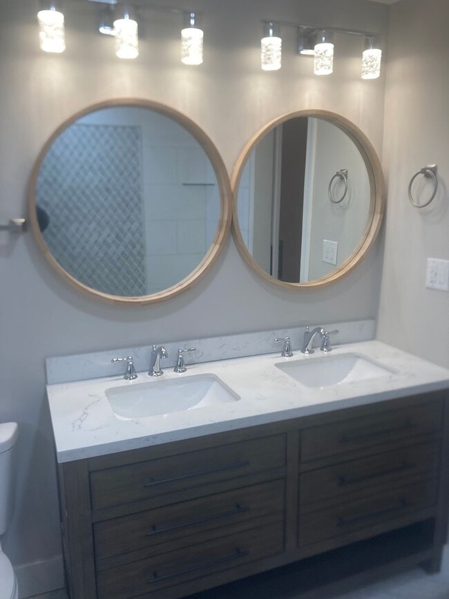 Building Photo - Spacious 3 Bed / 2.5 Bath Home - Large Yard - T/E Schools