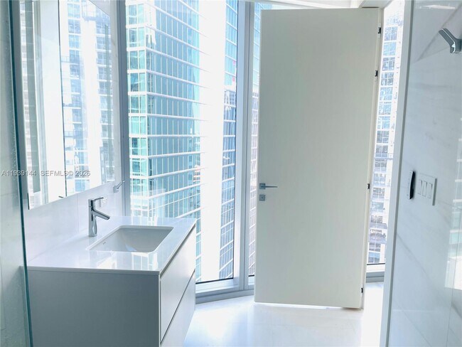 Building Photo - 300 Biscayne Blvd Way