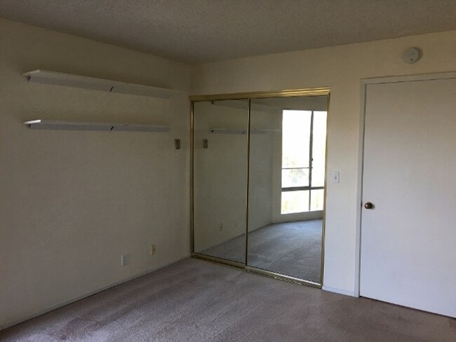 Building Photo - 2 Bedroom 2 Bathroom Single Story Condo, 3...