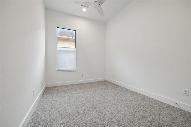 Building Photo - 3 Bed Home for Rent in Greater Heights 77008 | 2-Car Garage + Private Backyard