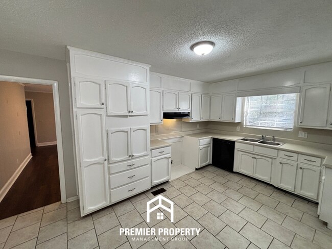 Building Photo - Spacious 3BR Home Near Birmingham w/ Hardwood Floors, Fenced Yard & Garage