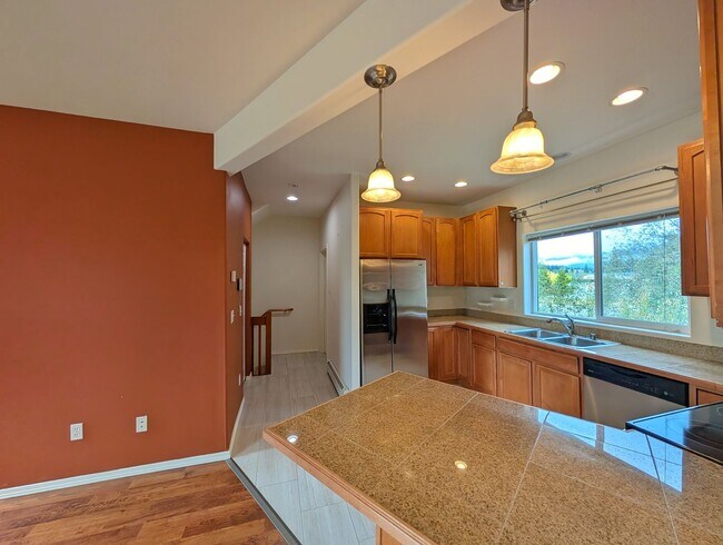 Building Photo - Unfurnished, 3Bd/2.5Ba Townhome, Long Term...