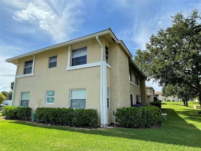 Building Photo - 821 Twin Lakes Dr