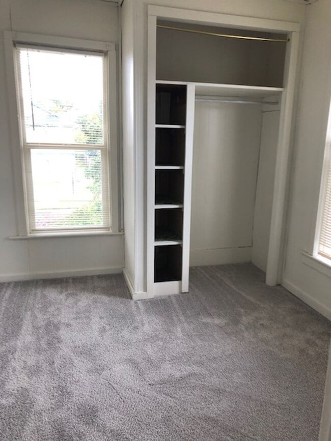 Building Photo - 27 8th Ave W