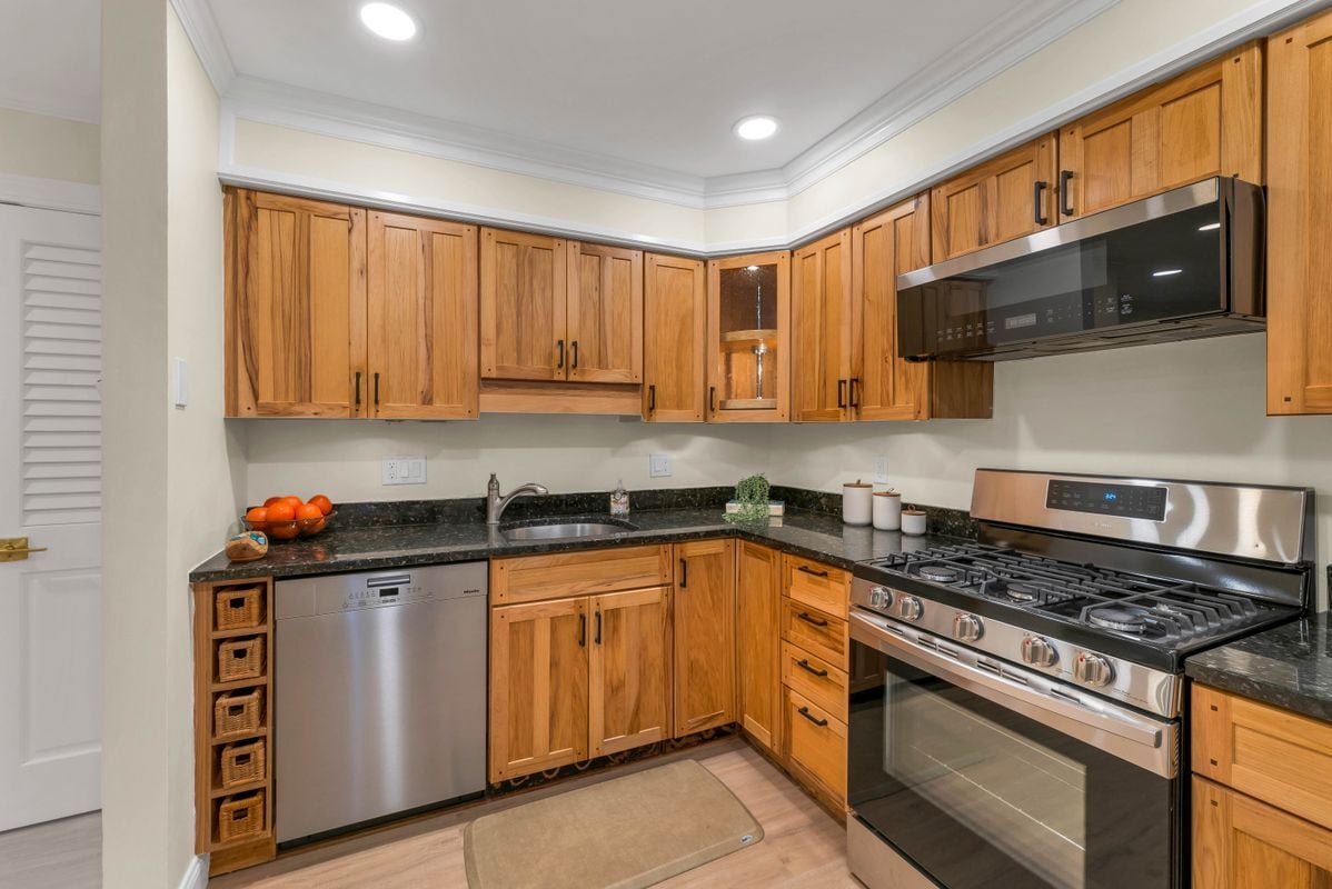 Building Photo - 50 Brookside, O3